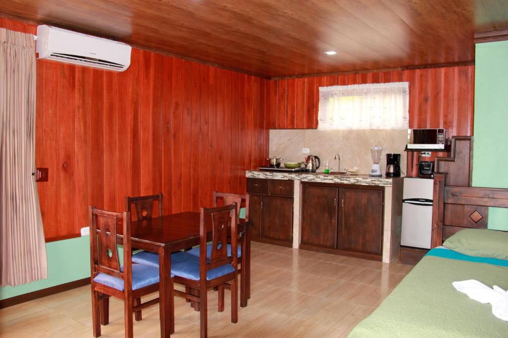 Kuchyň nebo kuchyňský kout v ubytování Cabañas Sueños del Arenal
