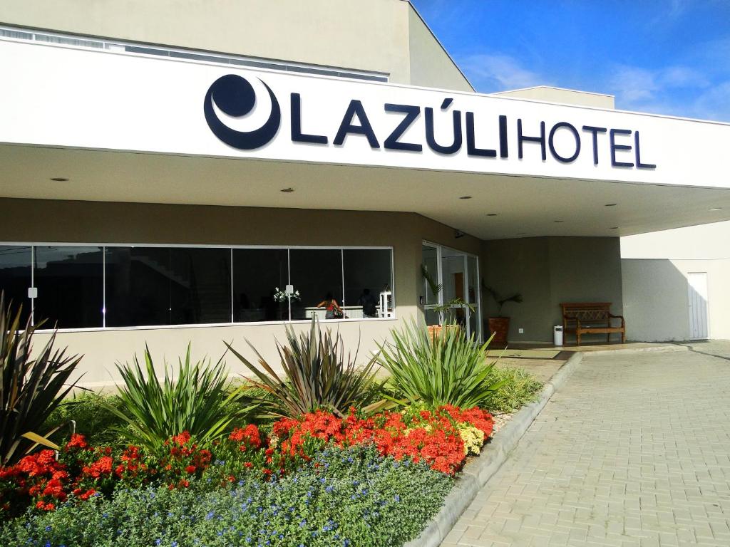 um hotel caltex com um sinal em cima dele em Lazuli Hotel em Itatiba