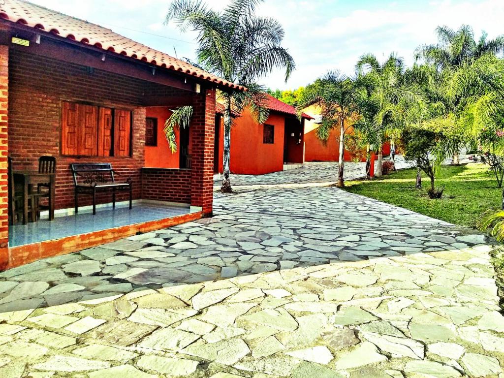 Um jardim no exterior de Pousada Raio de Luz