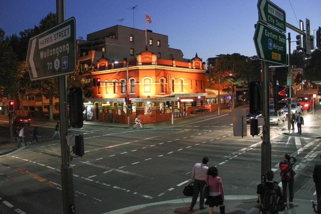 シドニーにあるGlasgow Arms Hotel Ultimoの建物前通り交差点