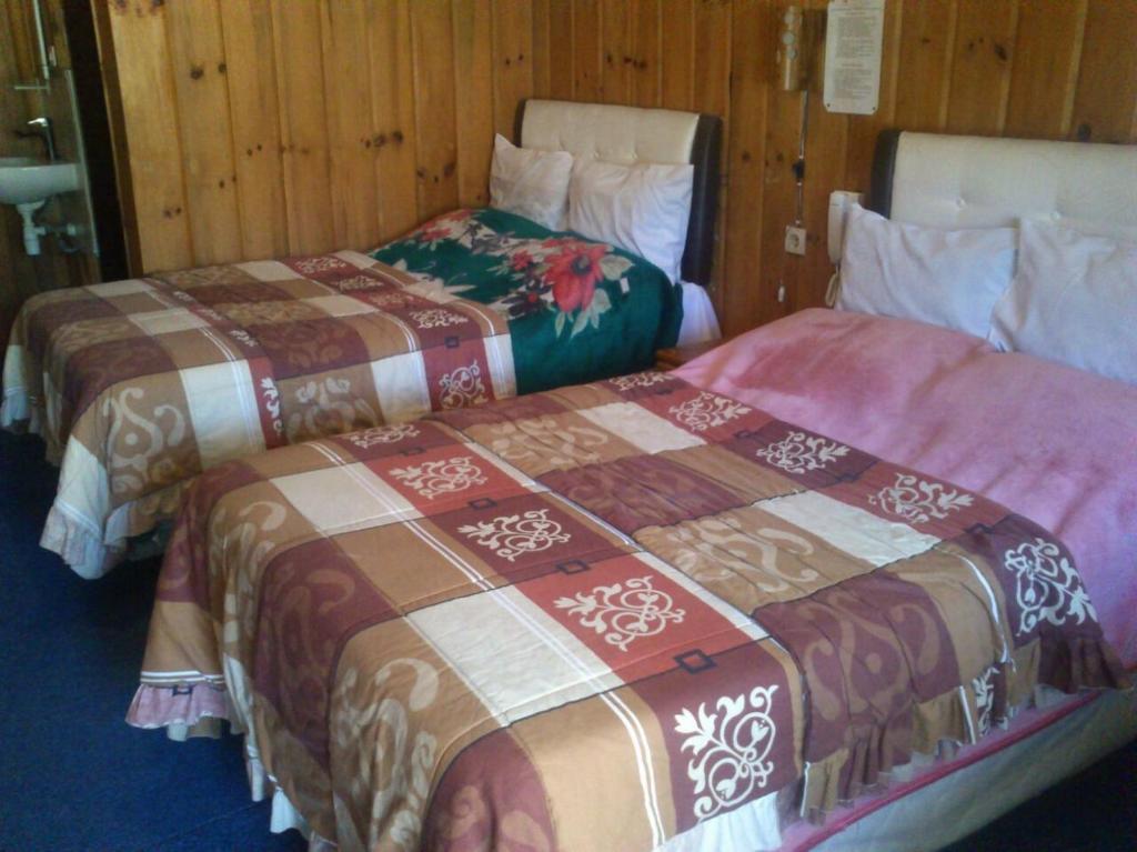 Postel nebo postele na pokoji v ubytování Cemara Indah Hotel