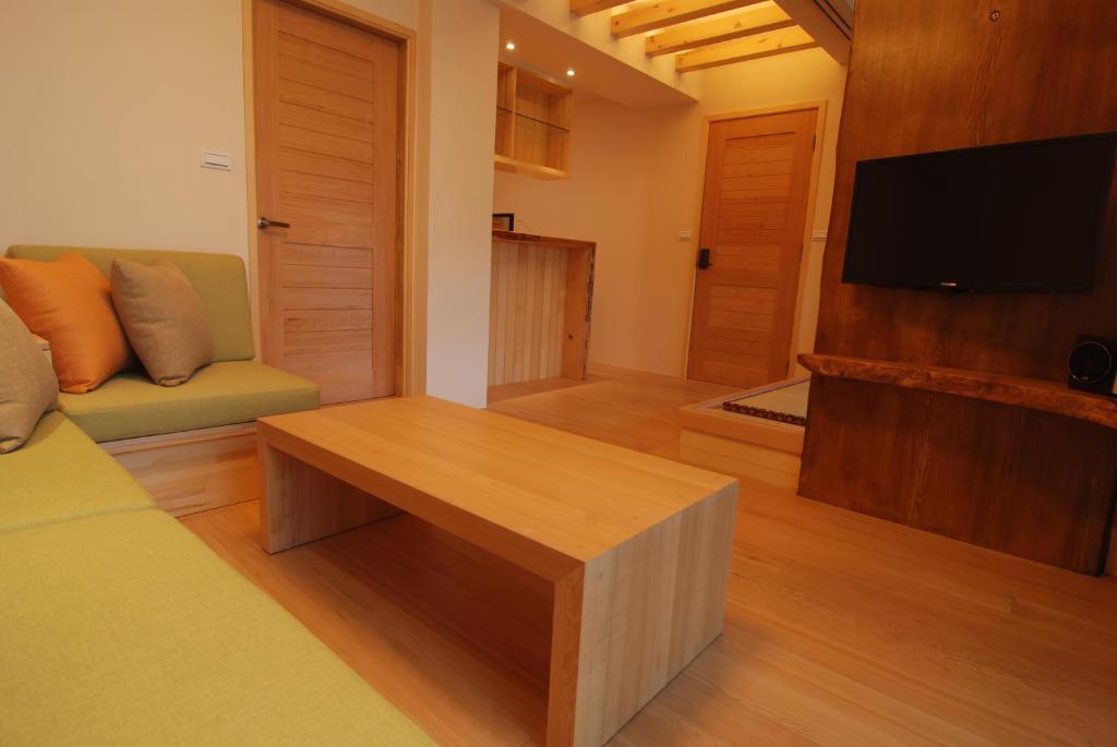 TV a/nebo společenská místnost v ubytování Taiori House