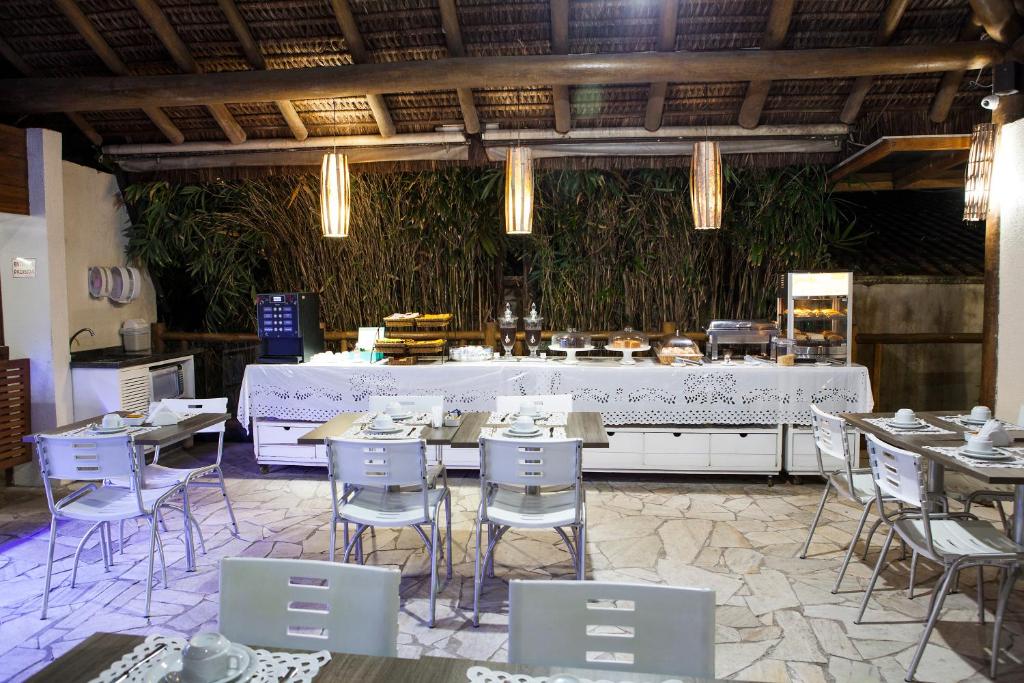 Um restaurante ou outro lugar para comer em Pousada Sol e Mar
