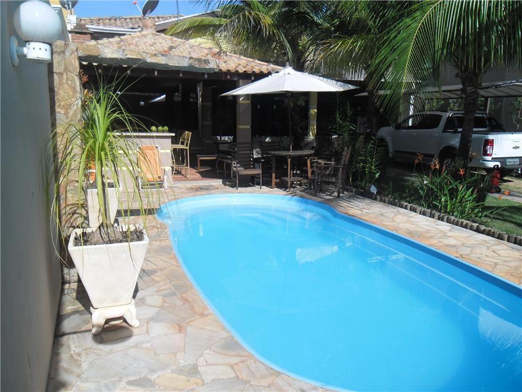 uma grande piscina azul ao lado de uma casa em Casa Magnífica em Olímpia