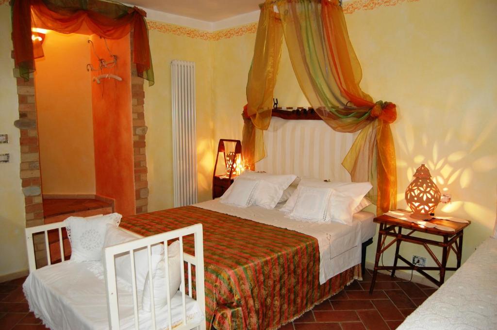 A bed or beds in a room at B&B Vento di Rose