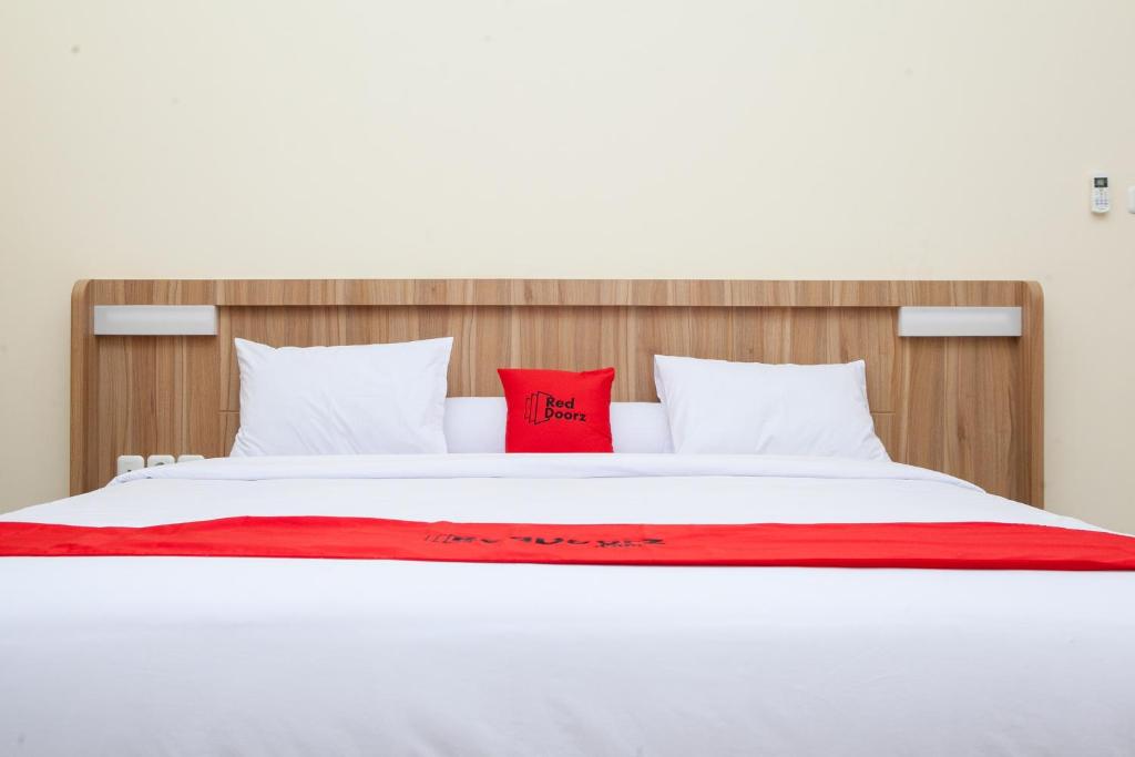 Letto o letti in una camera di RedDoorz Plus near Pasundan University