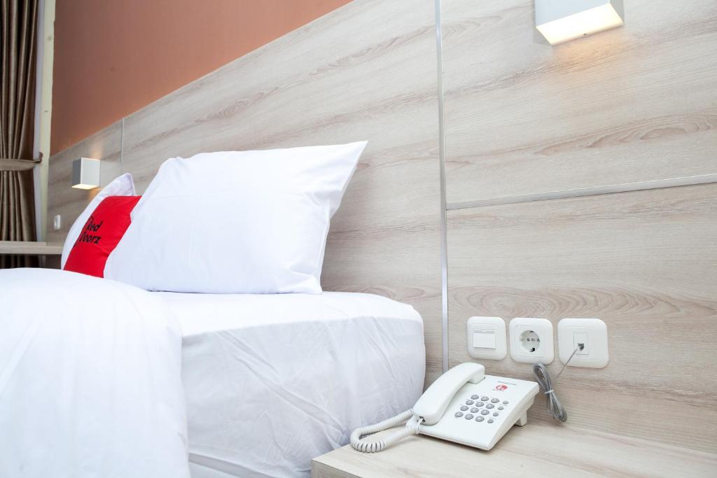 Letto o letti in una camera di RedDoorz Plus near Pasundan University