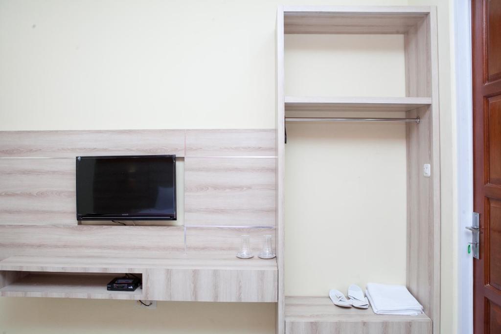 TV o dispositivi per l'intrattenimento presso RedDoorz Plus near Pasundan University