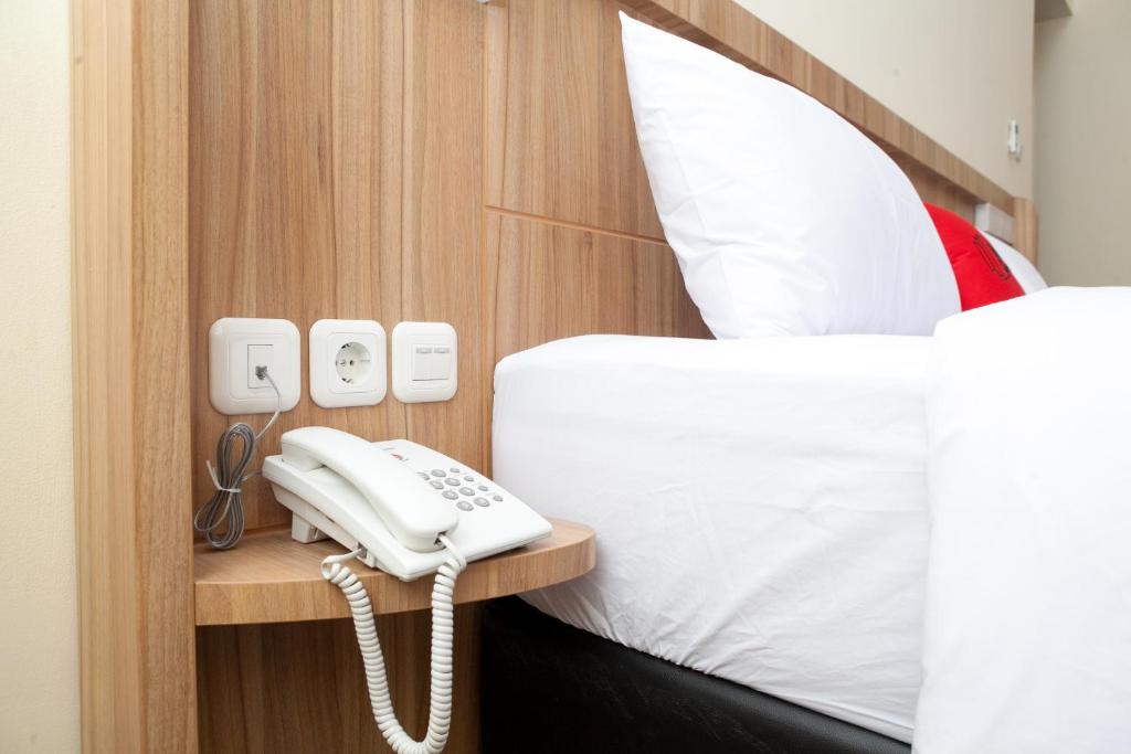 Letto o letti in una camera di RedDoorz Plus near Pasundan University