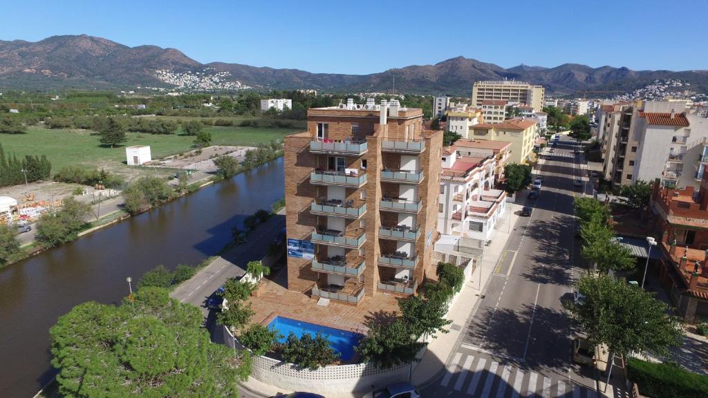 - une vue aérienne sur un immeuble situé à côté d'une rivière dans l'établissement InmoSantos Apartamentos Daniel, à Roses