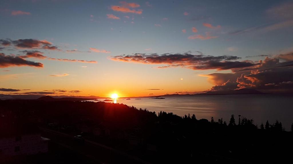 zachód słońca nad wodą i zachodem słońca w obiekcie 风语海景 w mieście Nanaimo