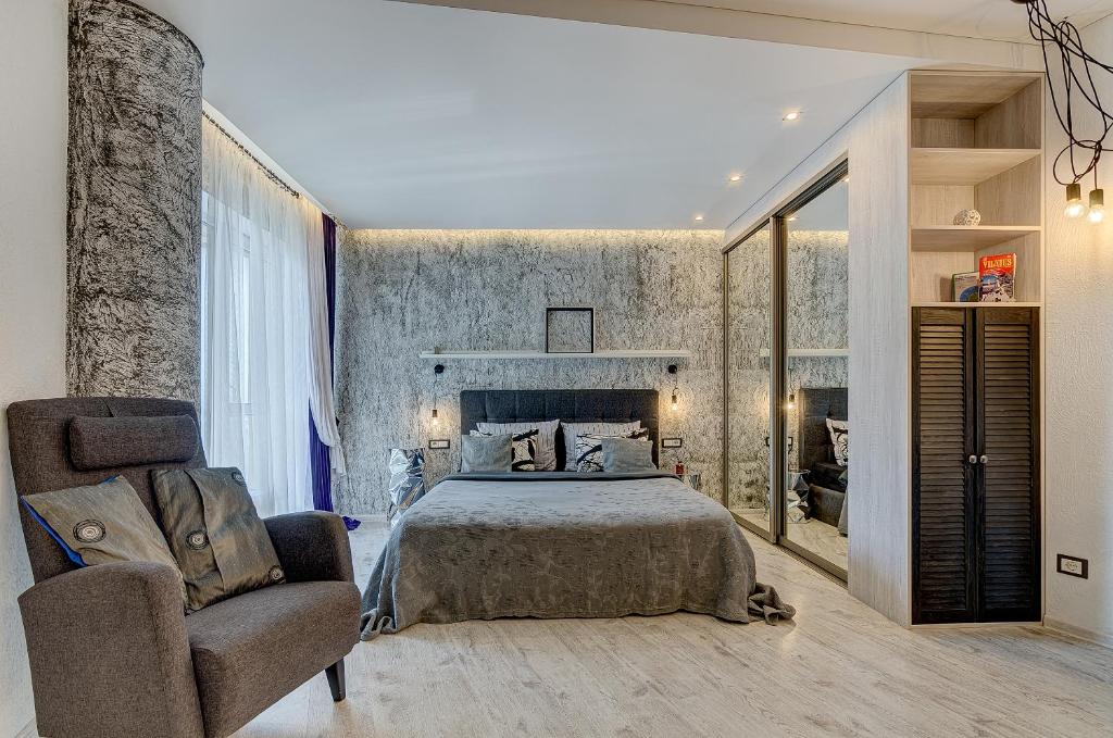 Säng eller sängar i ett rum på Black & White Apartment near Akropolis