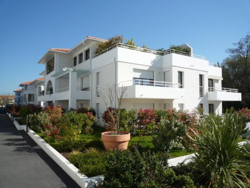 una casa blanca con plantas delante en Résidence Saint Victor, en Anglet