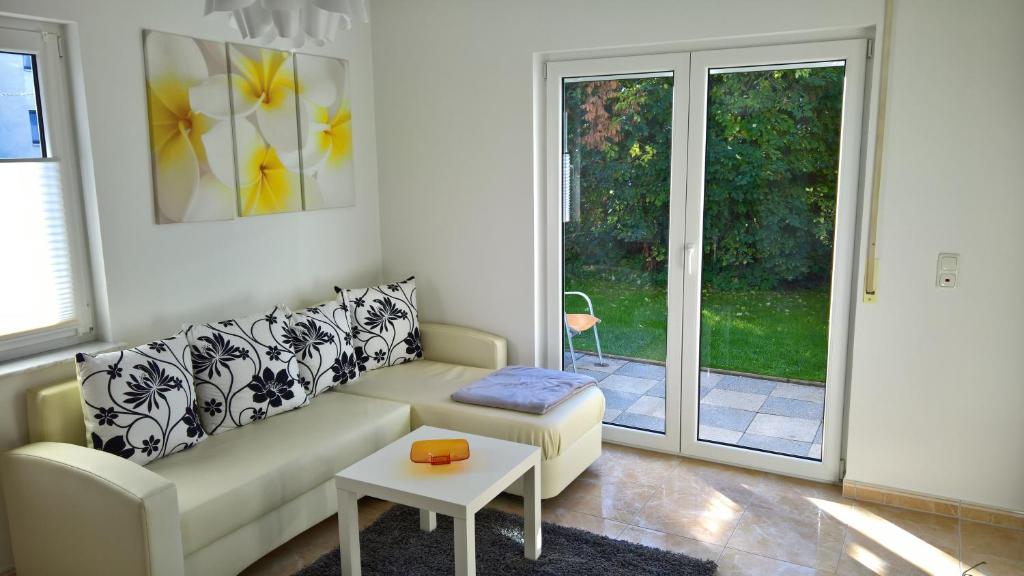 科爾巴赫的住宿－AS-Ferienwohnung，客厅配有沙发和桌子