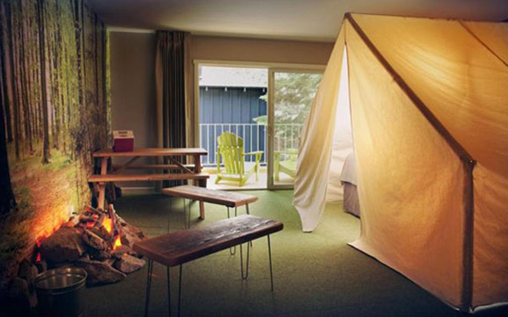 uma sala de estar com uma tenda e uma lareira em Basecamp Tahoe South em South Lake Tahoe