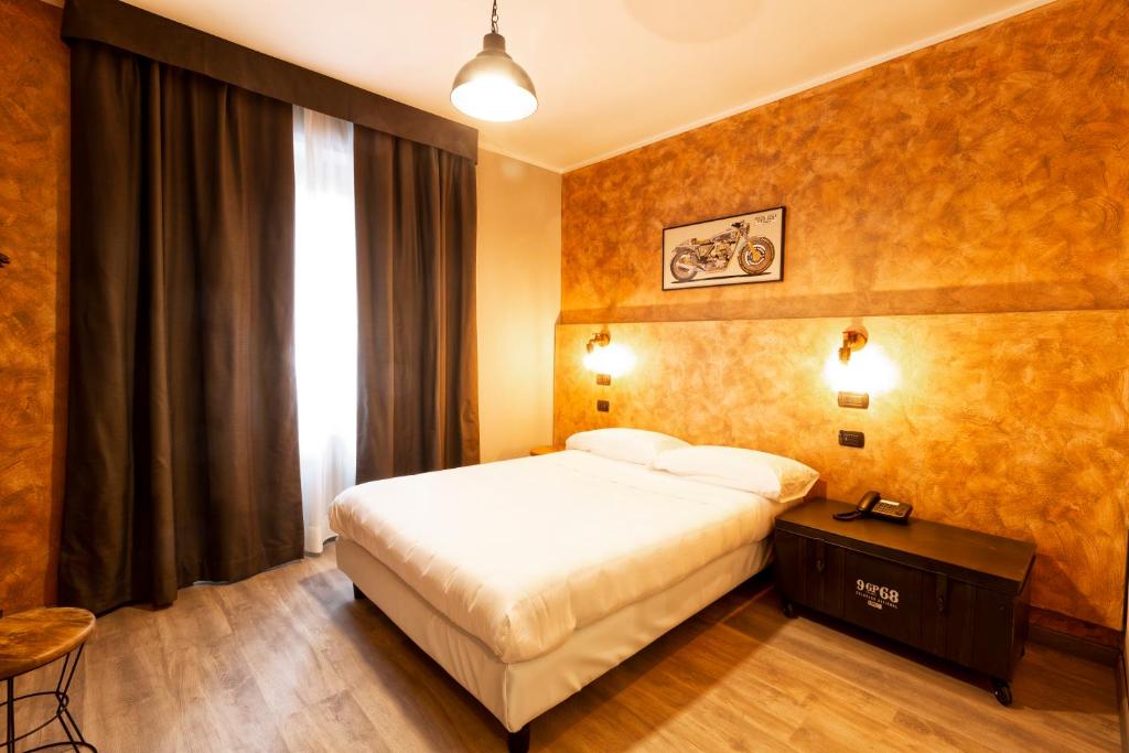 Postel nebo postele na pokoji v ubytování Hotel Napoleon Susa