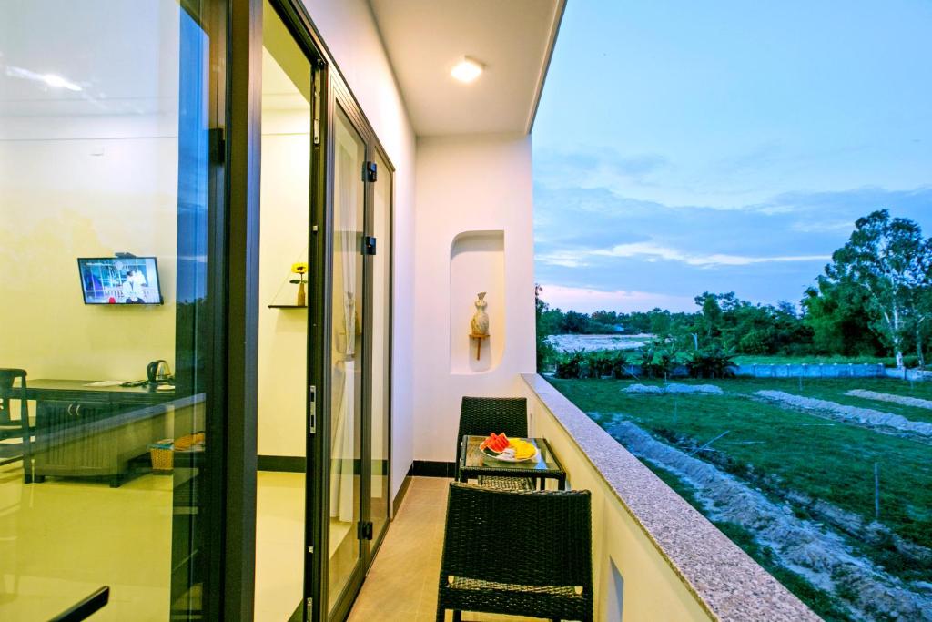 Zen Hoian Villa - Habitación Triple Con Balcón
