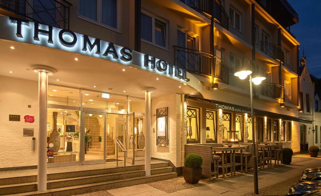 Thomas Hotel Spa & Lifestyle في هوسوم: وجود متجر على واجهة المبنى