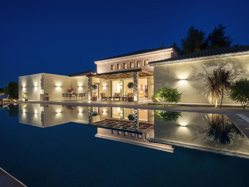 una casa con piscina di notte di Villa La Curva a Laganas