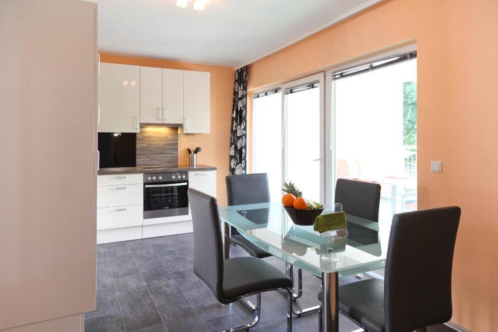 Kuchyňa alebo kuchynka v ubytovaní 3 rooms Sunny Apartments-Schoenbrunn, 100m2 with balcony