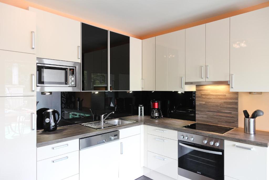 Kuchyňa alebo kuchynka v ubytovaní 3 rooms Sunny Apartments-Schoenbrunn, 100m2 with balcony