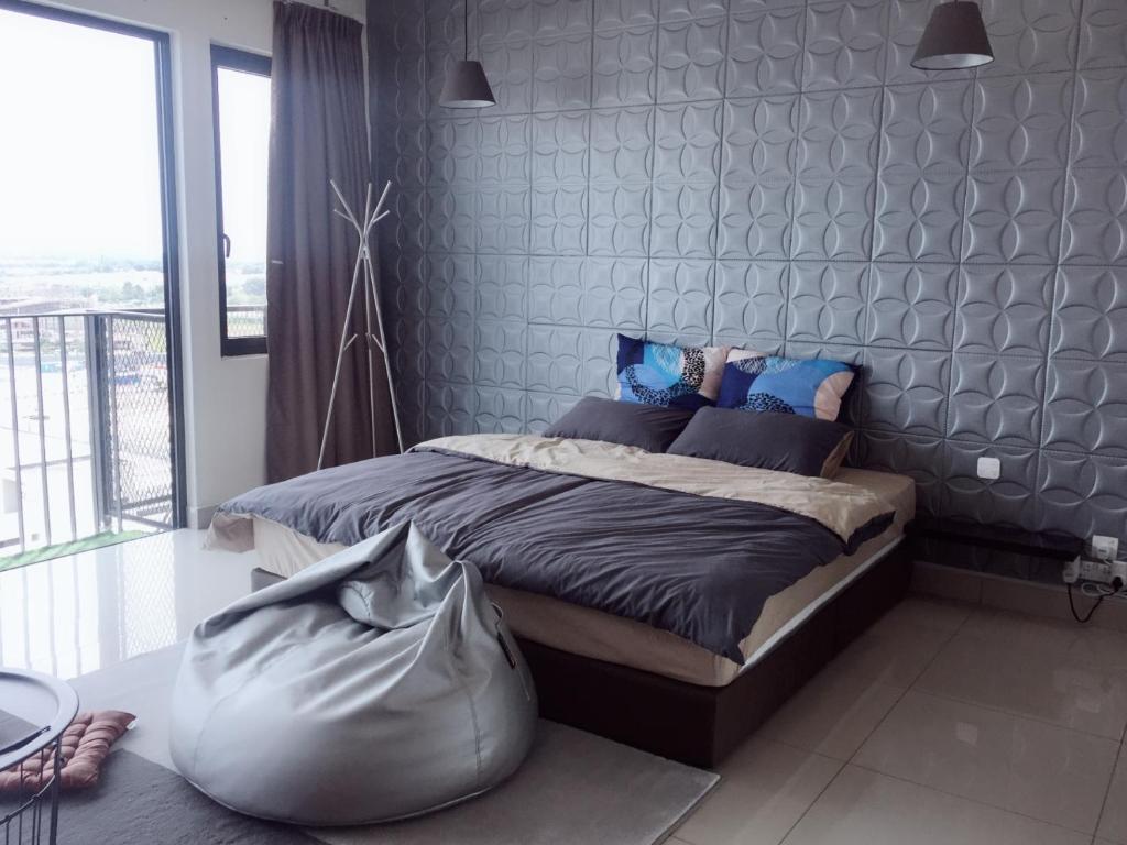 sypialnia z dużym łóżkiem i dużym oknem w obiekcie SHAHALAM ALLBESS@TREFOIL w mieście Setia Alam