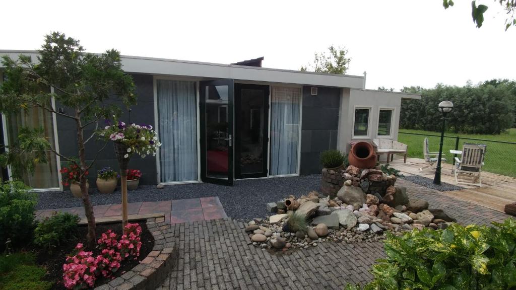 una casa con un jardín delante de ella en HOME for 2 en Zuidoostbeemster
