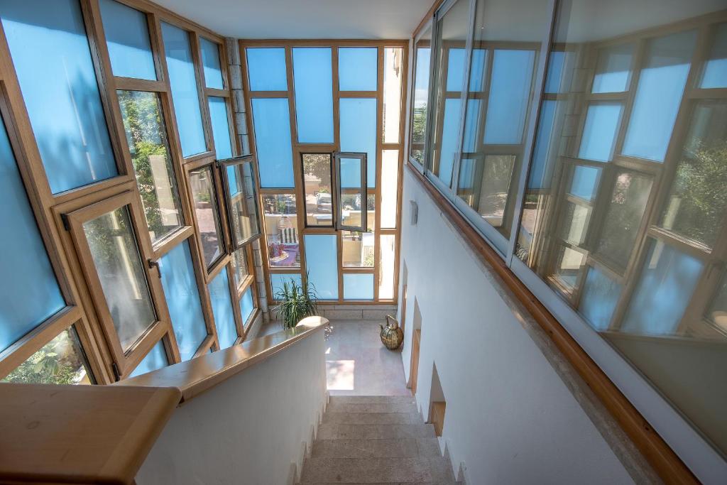 einen Blick über eine Treppe in einem Gebäude mit Fenstern in der Unterkunft Zimmer Club in Kefar Weradim