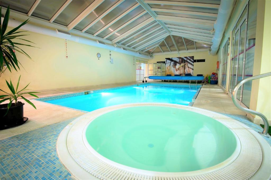 Bazén v ubytování Azoris Angra Garden – Plaza Hotel nebo v jeho okolí