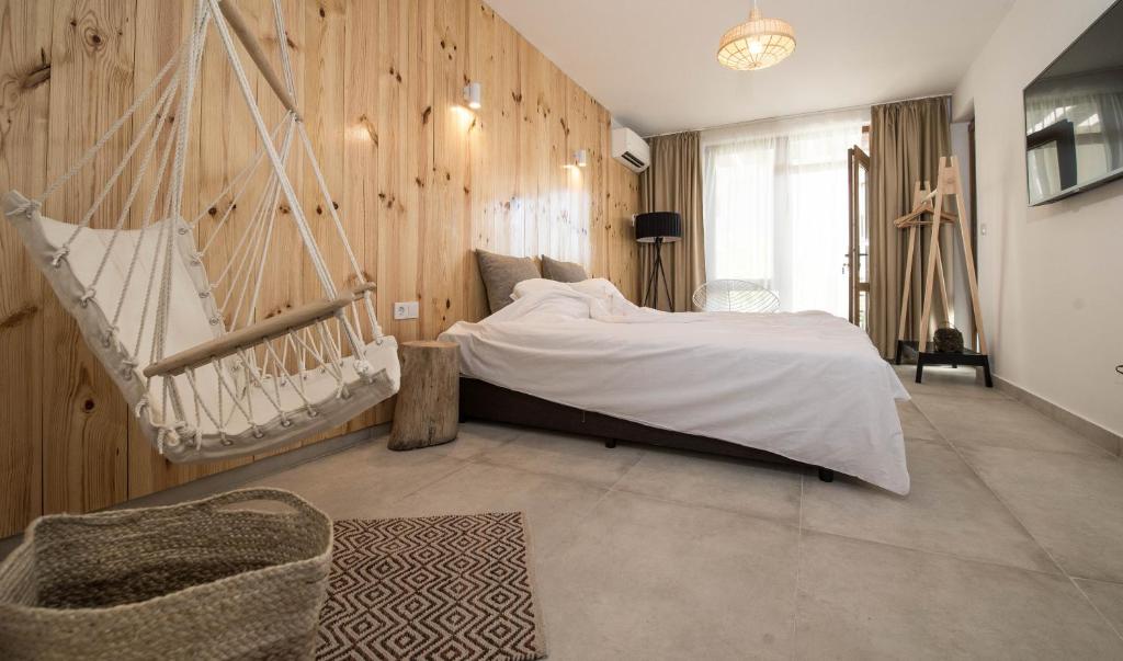 En eller flere senge i et værelse på The Poolhouse