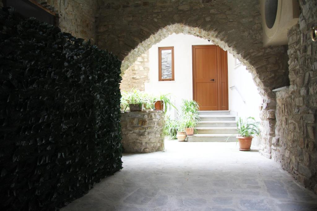 łuk prowadzący do drzwi w budynku z roślinami w obiekcie Da Eva w mieście Castellabate