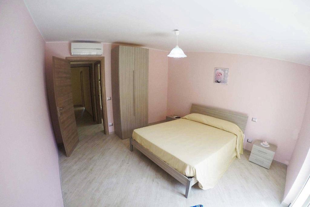 a small bedroom with a bed and a bathroom at BB Aretè in Scilla