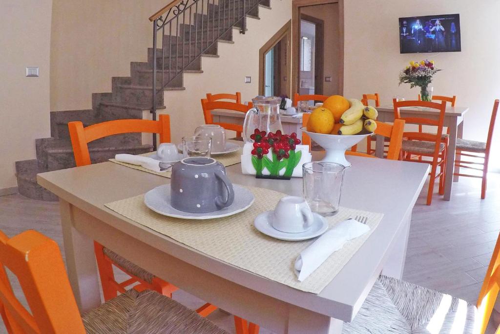 a dining room with a table with fruit on it at BB Aretè in Scilla