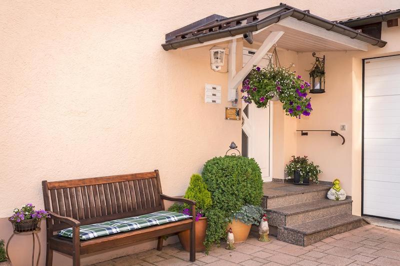 eine Bank, die vor einem Haus mit Treppen sitzt in der Unterkunft Ferienwohnung Hortensie in Markdorf