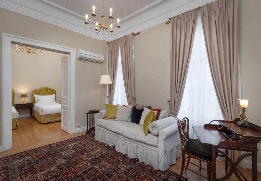 Postel nebo postele na pokoji v ubytování Noble Suites