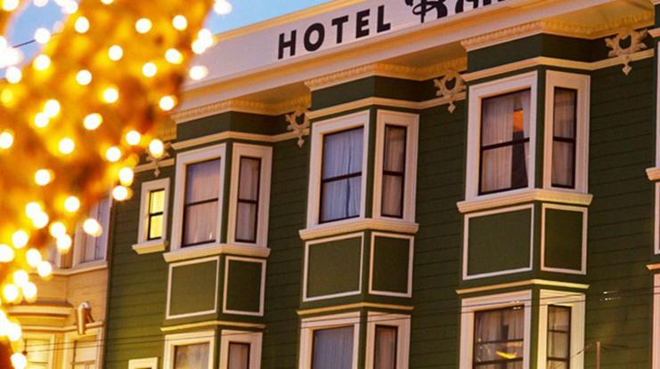 un bâtiment vert avec un panneau d'hôtel dans l'établissement Hotel Boheme, à San Francisco