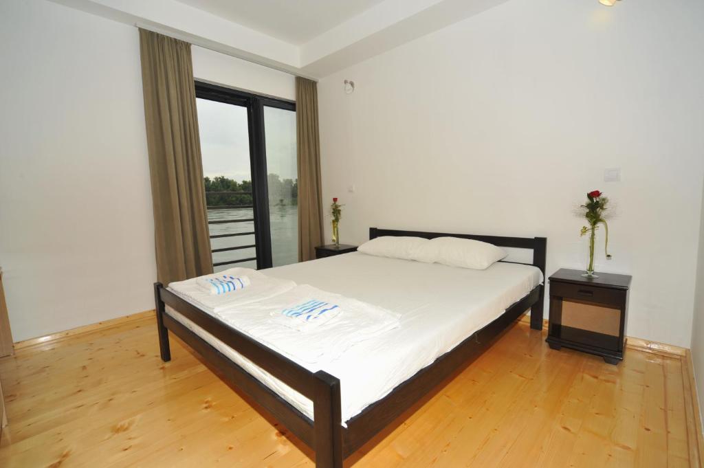 Postel nebo postele na pokoji v ubytování B&B Botel Charlie