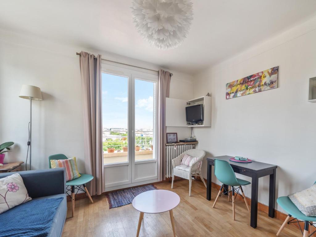 モンペリエにあるWelkeys - Quartier Antigone Apartmentのリビングルーム(ソファ、テーブル付)、窓が備わります。