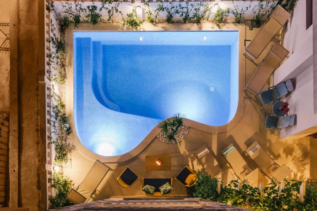 - une piscine au milieu d'un bâtiment dans l'établissement Apartments Captain's Villa, à Budva