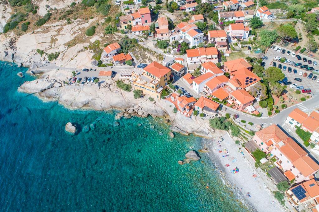 an aerial view of a beach with buildings and the ocean at Appartamento Costa del Sole in Pomonte