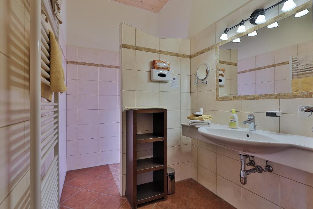 Koupelna v ubytování Hotel Garni Zerza
