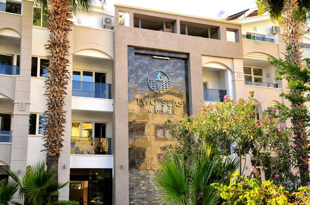un edificio con un cartello sul lato di Two Seas Hotel a Marmaris