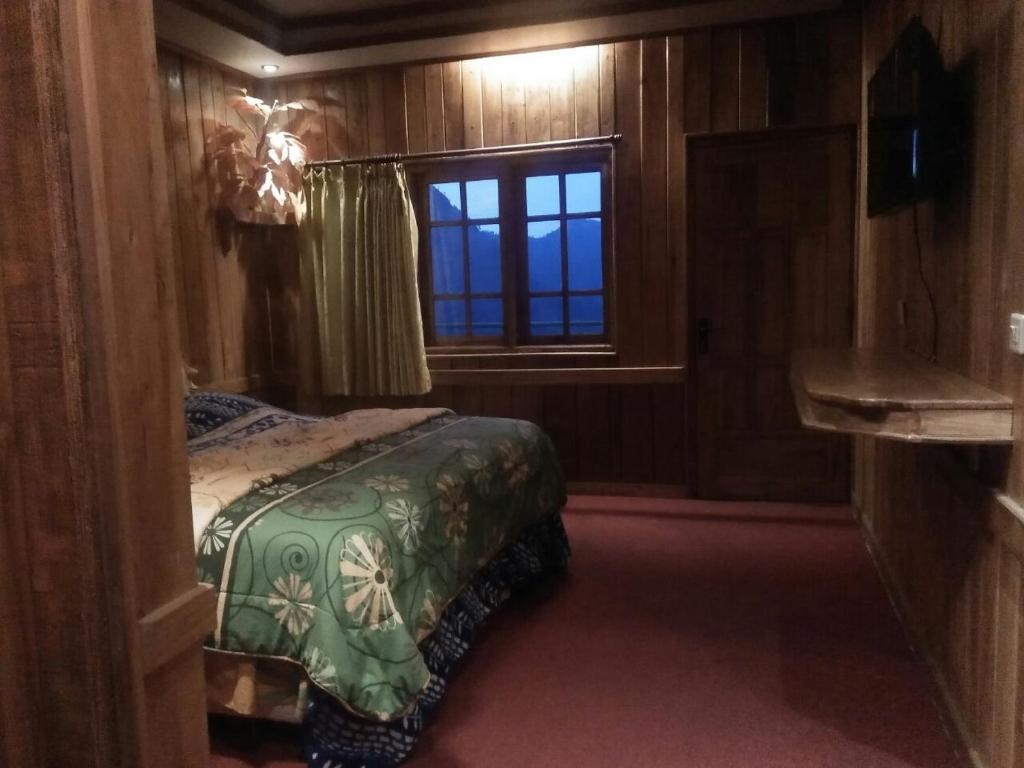 Postel nebo postele na pokoji v ubytování Cemara Indah Hotel
