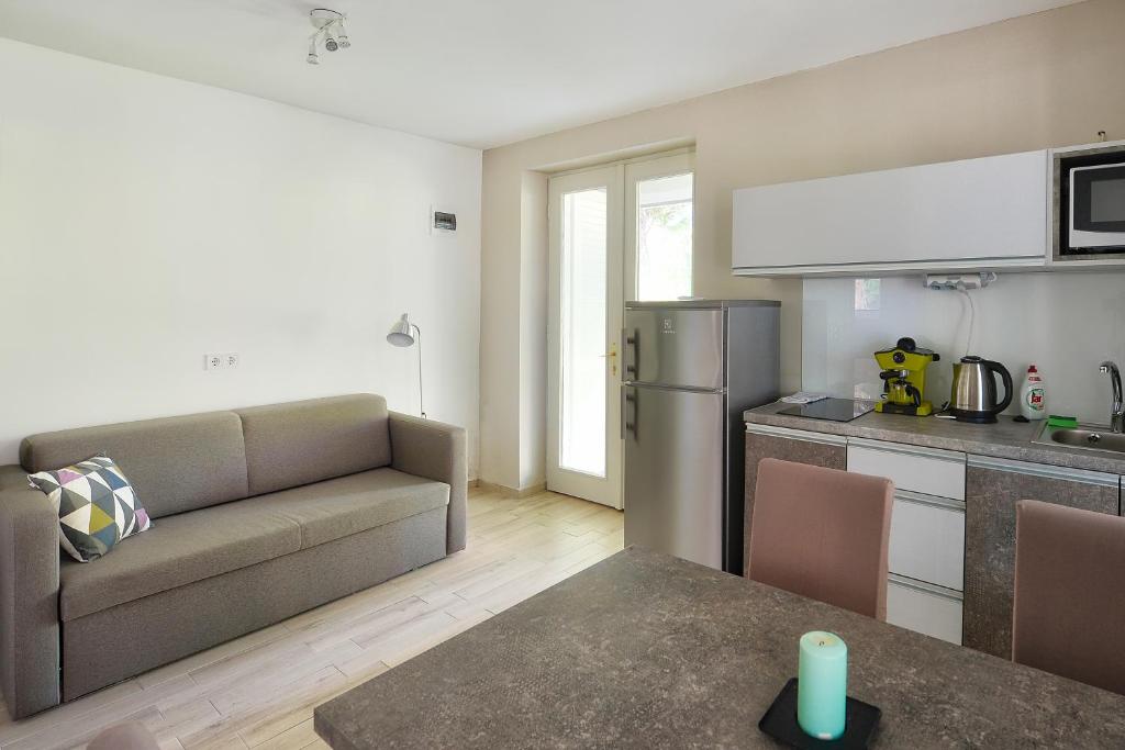 salon z kanapą i kuchnią w obiekcie Villa Oliver 3 Siófok w Siófoku