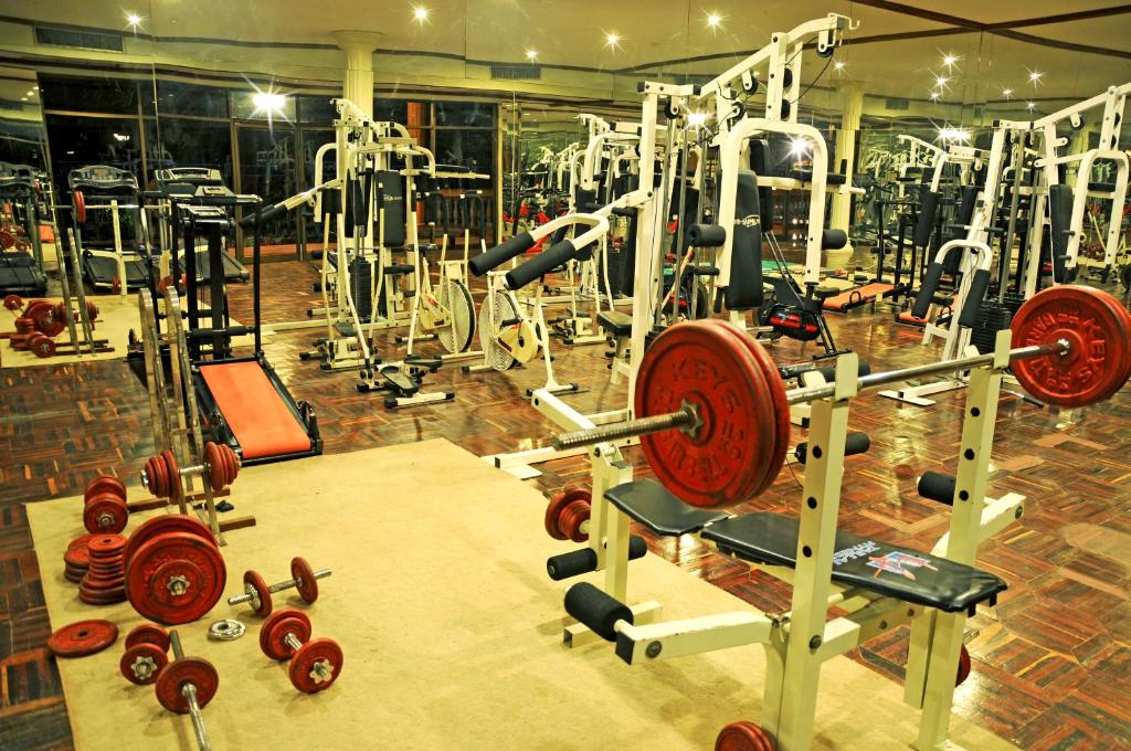 Fitness centrum a/nebo fitness zařízení v ubytování Angkor Hotel