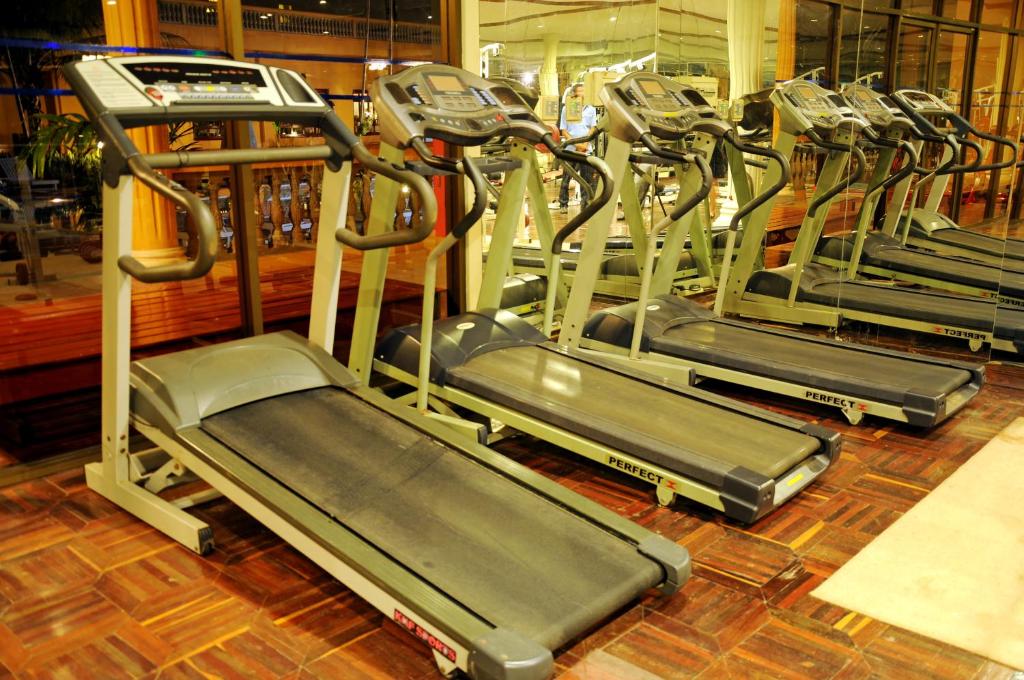 Fitness centrum a/nebo fitness zařízení v ubytování Angkor Hotel
