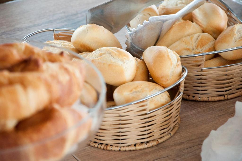 a bunch of baskets of bread on a table at Hotel del Mar in Sottomarina
