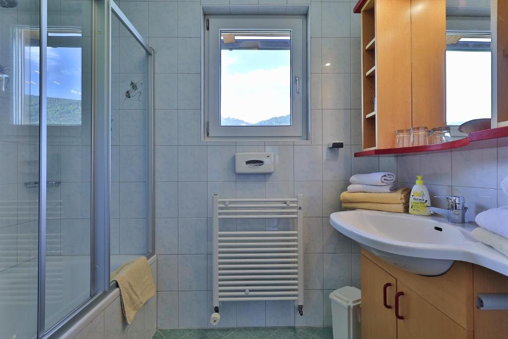 Koupelna v ubytování Hotel Garni Zerza