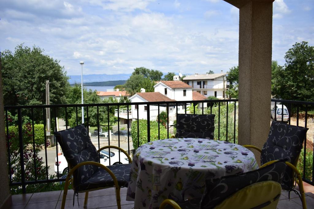 ein Tisch und Stühle auf einem Balkon mit Aussicht in der Unterkunft Apartment Diana in Vantačići