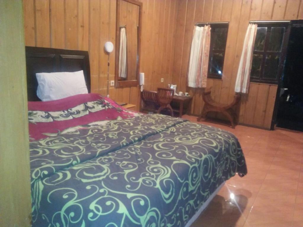 Postel nebo postele na pokoji v ubytování Cemara Indah Hotel